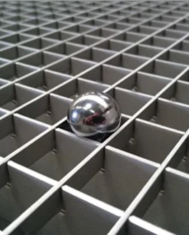 Bille de 20 mm ne passant pas au travers de la maille de sécurité. Exemple ici avec la maille 19x19